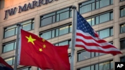 中国和美国的国旗飘扬在北京JW万豪酒店外(2018年1月11日)。当天,万豪连锁酒店因为其网站将台湾、西藏、香港、澳门等列在“国家”选项而向中国政府道歉。