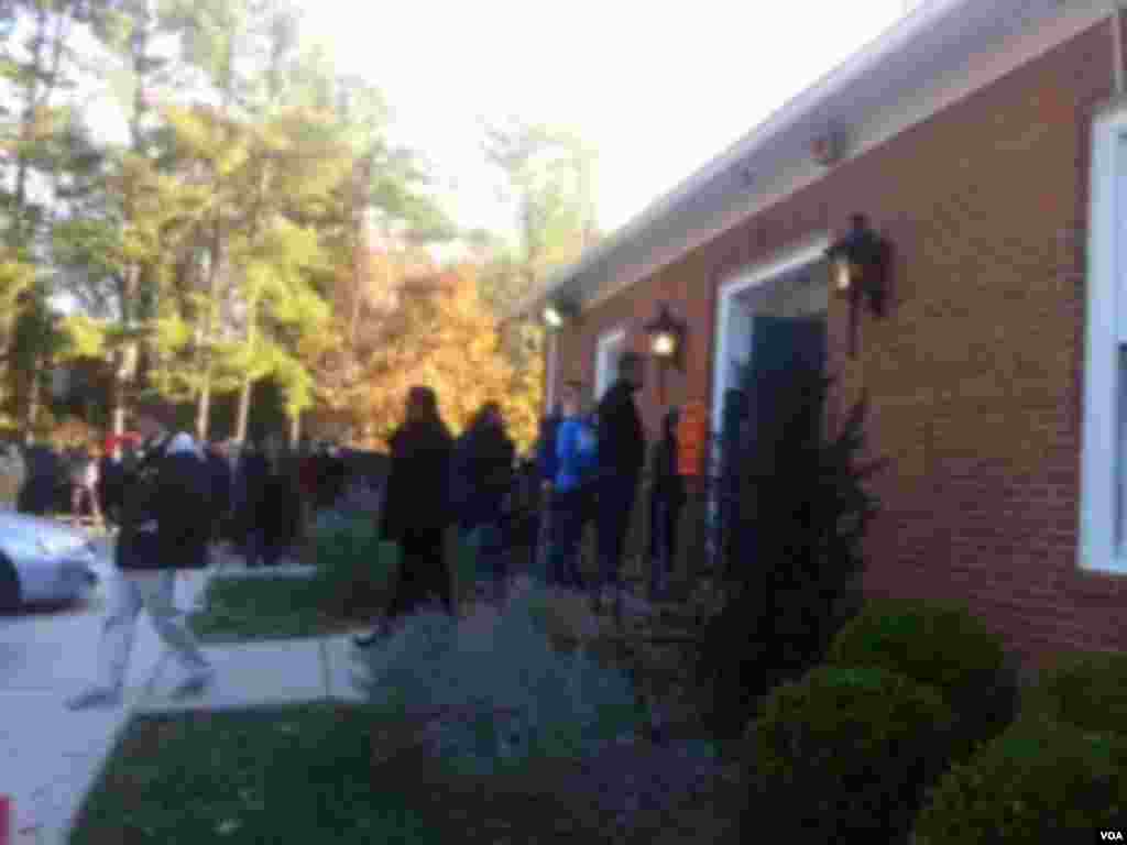 首都华盛顿近郊的马里兰州某镇,选民一大早赶在上班前到投票站排起长龙,准备投下自己庄严一票。(美国之音张洸华拍摄)