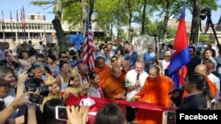 洛威尔市政厅举办高棉难民纪念碑举行剪彩色典礼。(2017年9月24日)