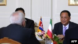 အီရန်နိုင်ငံခြားရေးဝန်ကြီးနှင့် ဆွေးနွေးနေသည့် မြောက်ကိုရီးယား နိုင်ငံခြားရေးဝန်ကြီး Ri Yong Ho (ယာ)။ (သြဂုတ် ၇၊ ၂၀၁၈)