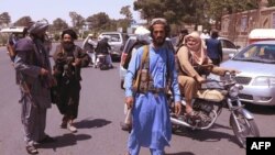 塔利班战斗人员在阿富汗赫拉特省的街头巡逻(2021年8月14日)