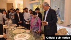 သမ္မတ ဦးထင်ကျော် နှင့်ဇနီး ဒေါ်စုစုလွင် ဦးဆောင်တဲ့ မြန်မာကိုယ်စားလှယ်အဖွဲ့ Taj Mahal ကိုသွားရောက်လေ့လာစဉ်