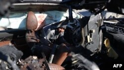 2024年11月30日,一名男子在加沙地带南部的汗尤尼斯检查一辆遭以色列袭击的汽车,据报道,此次袭击造成5人死亡,其中包括三名世界中央厨房(WCK)的员工。