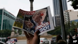 香港警察試圖驅散抗議升旗儀式的示威者 (2019年7月1日)