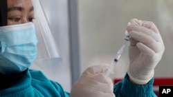 印度尼西亚雅加达,一名医生在公共卫生机构为注射新冠肺炎疫苗做准备。(2021年1月14日)
