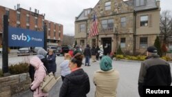 硅谷银行的储户在马萨诸塞
州一家分行的门外排队。(2023年3月13日)