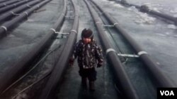 在俄罗斯社交网络上流传的照片显示，中国投资兴建的瓶装水厂已在贝加尔湖上架设了许多抽水管道。