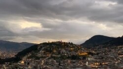 厄瓜多尔首都基多夜景(美国之音记者萧雨拍摄)