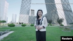 资料照:澳籍华裔主持人成蕾在北京CCTV大楼前