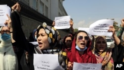 资料照片:阿富汗首都喀布尔的女性抗议塔利班剥夺妇女权利(2021年9月3日)