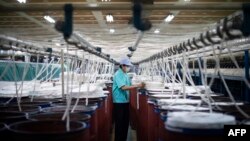 ထိုင်းနိုင်ငံ Pathum Thani မြို့က အထည်ချုပ်စက်ရုံတခုမှာ အလုပ်လုပ်နေတဲ့ အလုပ်သမားတဦး။ (စက်တင်ဘာ ၂၃၊ ၂၀၁၈)