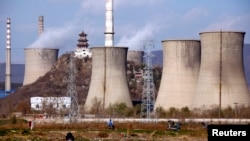 北京郊区火力发电厂的烟囱。(2011年11月22日)