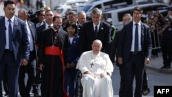 罗马天主教教宗方济各2023年9月1日在教廷驻蒙古首都乌拉巴托使馆(the Apostolic Nunciature)接受欢迎仪式。(Photo by Anand TUMURTOGOO / AFP)