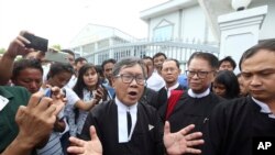 စွပ်စွဲခံရသူရဲ့ ရှေ့နေ ဦး ခင်မောင်ဇော် သတင်းထောက်တွေကို ပြောကြားစဉ်