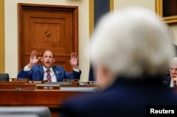 2024年7月9日,美国财政部长耶伦在众议院金融服务委员会作证。来自肯塔基州的共和党联邦众议员安迪·巴尔(Andy Barr)向她提问。