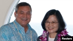 关岛总督卡尔沃与来访的台湾总统蔡英文合影(2017年11月3日)