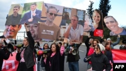 2025年2月13日,以色列人质的亲属和支持者举行抗议活动封锁了特拉维夫的阿亚隆高速公路,呼吁释放所有人质。