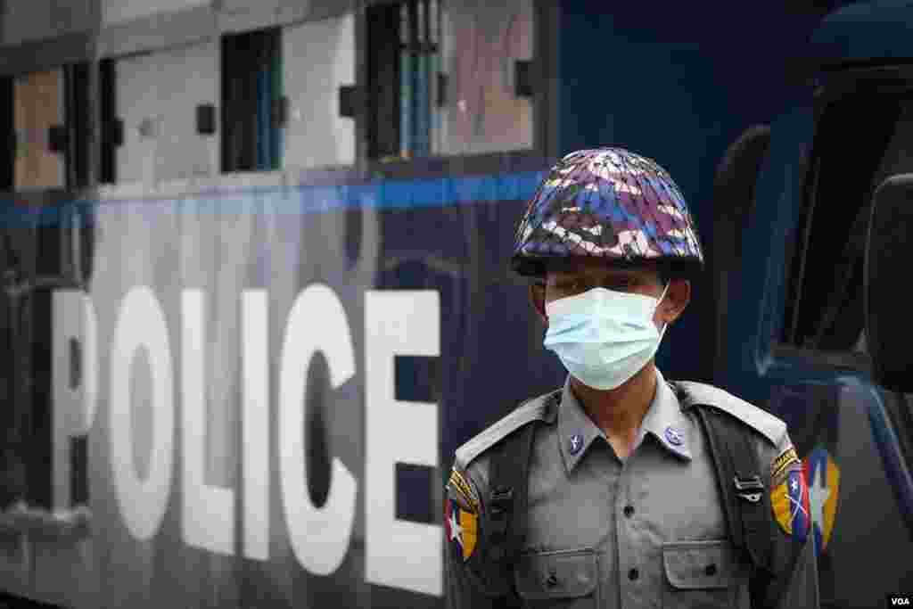 ရခိုင်နဲ့ ချင်း လက်နက်ကိုင်ပဋိပက္ခတွေနဲ့ အင်တာနက်ကန့်သတ်ထားမှုတွေကို ဆန့်ကျင် ဆန္ဒပြတဲ့ မန္တလေးလူငယ်သုံးဦး ရုံးထုတ်တဲ့ မြင်ကွင်း။ (အောက်တိုဘာ ၀၁၊ ၂၀၂၀)