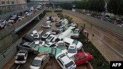 大量浸泡在水中的汽车拥堵在郑州市一隧道入口处。(2021年7月22日)