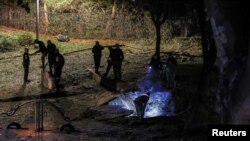 一枚导弹从也门发射,降落在以色列特拉维夫以南的雅法。以色列紧急救援人员在导弹袭击现场工作。(2024年12月21日)