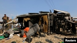 Знищена машина британського посольства в Кабулі.