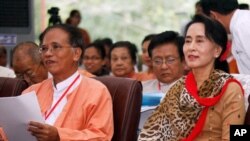 NLD ပါတီ အတွင်းရေးမှူးအဖွဲ့ဝင် ဦးဟံသာမြင့် (၇၊၆၊၂၀၁၄) (ဓာတ်ပုံ- AP)