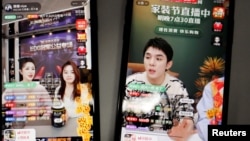 直播中的李佳琦(右)(2021年12月14日)