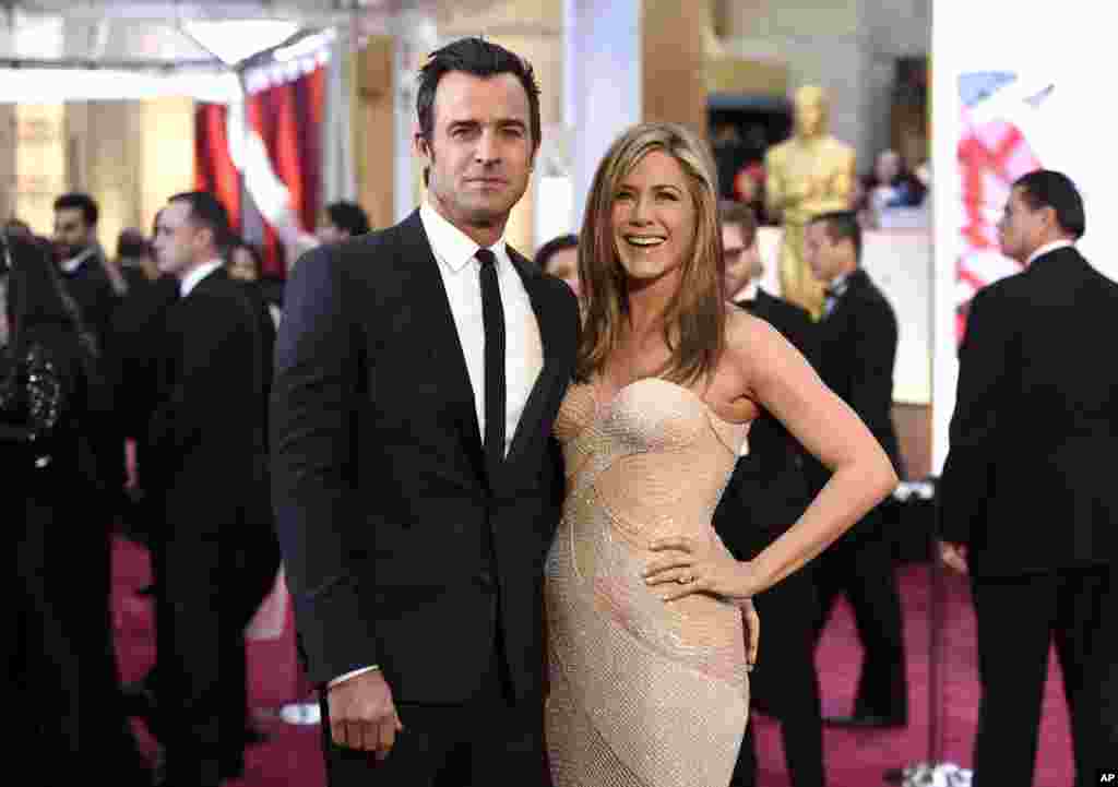 詹妮弗·安妮斯顿(Jennifer Aniston)和贾斯汀·瑟鲁( Justin Theroux )在洛杉矶杜比数字影院 (2015年2月22日)。詹妮弗·安妮斯顿前一年收入 2100万美元,在福布斯女星收入榜上名列第四。中国观众在电视剧《老友记》(Friends,台湾译名《六人行》)里认识了她。