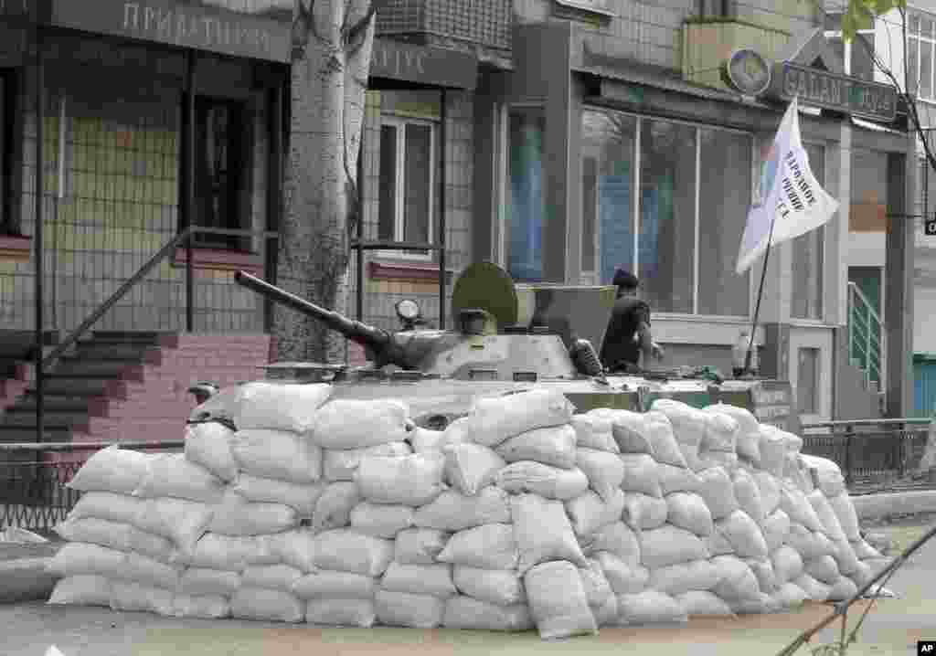 Çin - Polis Pekində ictimai tualetindən yeni doğulmuş uşaq tapıb  