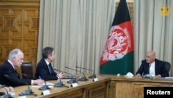 美国国务卿布林肯(中)在阿富汗会晤阿富汗总统加尼 (右)。(2021年4月15日)