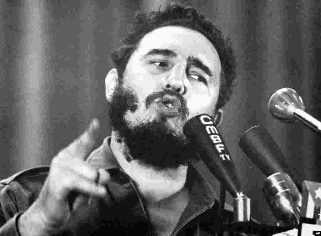 1960年10月10日,在对于在山区被捕的100多名造反者的军事审判前夕,卡斯特罗发表讲话。他警告说:“以剑为生的人也会死在剑下”。这句话不适用于他自己。共产党政府对待造反者比他们所推翻的独裁政府对待他们要严厉。