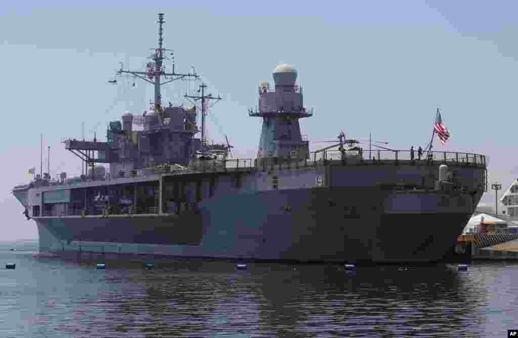 美国海军第七舰队指挥舰“蓝岭号”在访问上海的两个月之前在马尼拉港口(2016年3月6日)。当时第七舰队司令、海军中将奥库安为美国海军在南中国海有主权争议地区的巡逻行动辩护。他说,作为第七舰队司令,他的职责是不参与地区领土争议,但美国“要挑战海上的过度主权声索”。