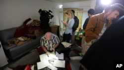 大批摄影和文字记者12月4日到加州枪击案嫌疑人生前住所调查报道。