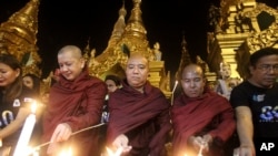 မြေကမ္ဘာအတွက်တနာရီ အထိမ်းအမှတ်ပွဲအတွက် သံဃာတော်တွေ ရွှေတိဂုံမှာ ဆီမီးပူဇော်