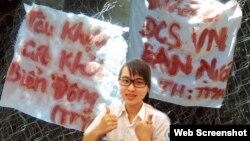 Hai biểu ngữ được viết bằng máu trên tấm vải trắng: “Đi chết đi ĐCS VN bán nước” và “Tàu khựa cút khỏi Biển Đông” (ảnh: Danlambao)