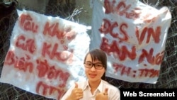 Tường trình về Nguyễn Phương Uyên được thính giả VOA bình chọn là sự kiện nổi bất nhất của năm 2013, và câu nói của nữ sinh viên này cũng được yêu thích nhất 