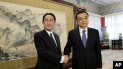 2016年4月30日中国总理李克强在北京中南海会见了日本外相岸田文雄(左)。