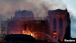 法国消防员正在试图扑灭巴黎圣母院的大火。（2019年4月15日）