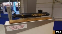 2015年在莫斯科郊外武器展上展出的“阿穆尔-1650”型潜艇模型。 (美国之音白桦)