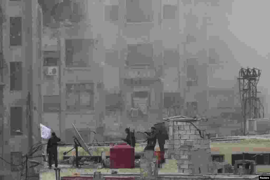 叙利亚自由军2月6日在大马士革向阿萨德部队展开激烈战斗后,于屋顶上升起一面伊斯兰旗帜。