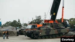 首批M1A2T主战坦克星期一凌晨运抵北台湾新竹的陆军装训部后,包裹着车体的帆布被掀开,展现出台湾陆军标准迷彩图装(照片提供:台湾国防部)