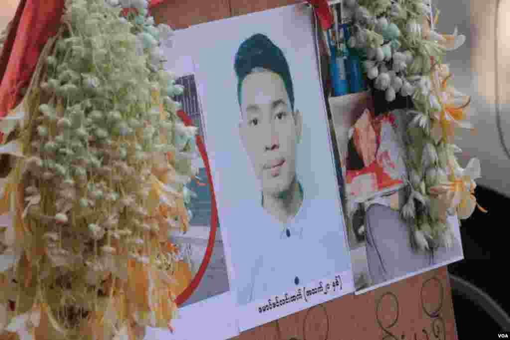 ရန်ကုန် ဆန္ဒပြပွဲအတွင်း သေနတ်ထိမှန်သေဆုံးသူများကို ၎င်းတို့ ကျဆုံးခဲ့ရာနေရာများမှာ ပန်းစည်း ပန်းခြင်းများနဲ့ အောက်မေ့ဂုဏ်ပြုခဲ့ကြတဲ့ မြင်ကွင်း။ (မတ် ၀၁၊ ၂၀၂၁)