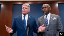 资料照:美国国会众议院外交事务委员会主席迈克尔·麦考尔(左)与委员会首席民主党议员格雷戈里·米克斯在国会山对媒体发表讲话。(美联社,2022年3月16日)