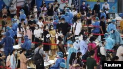 江苏省南京市居民在鼓楼区体育中心排队接受新冠病毒核酸检测。(2021年7月22日)