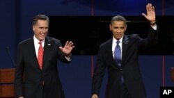 10月3日,奥巴马总统和共和党总统候选人罗姆尼在第一次辩论中向观众招手