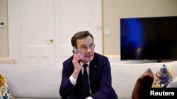 在斯德哥尔摩的政府总部,瑞典首相克里斯特松在收到匈牙利议会有关批准瑞典加入北约的表决结果之际通电话。(2024年2月26日)