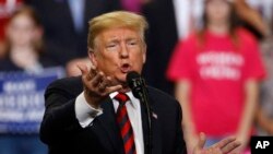 特朗普总统在密苏里州参加一个竞选集会时讲话。 (2018年9月21日)