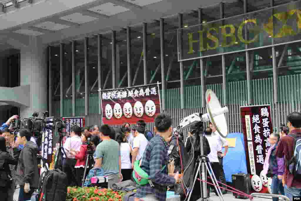 泛民发起&ldquo;鸡蛋抗高墙，绝食为普选&rdquo;的绝食行动(美国之音海彦拍摄)