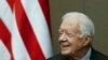 Mantan Presiden AS Jimmy Carter saat menrima penghargan dari Presiden Panama Juan Carlos Varela di Carter Center, Atlanta, 14 Januari 2016. (Foto: John Bazemore/AP Photo)