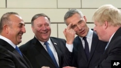 (从左至右)土耳其外长恰武什奥卢、美国国务卿蓬佩奥、北约秘书长斯图尔滕贝格和英国外相约翰逊2018年4月27日在布鲁塞尔北约外长会议前交谈。